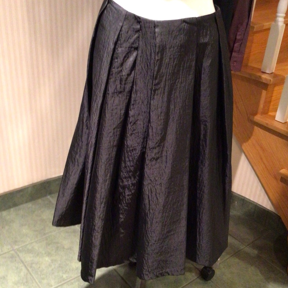NWOT Hidden side pockets Black lined large pleated taffeta like skirt - Picture 6 of 9